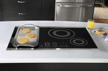 induction cooktop with grill on bridged element pair.